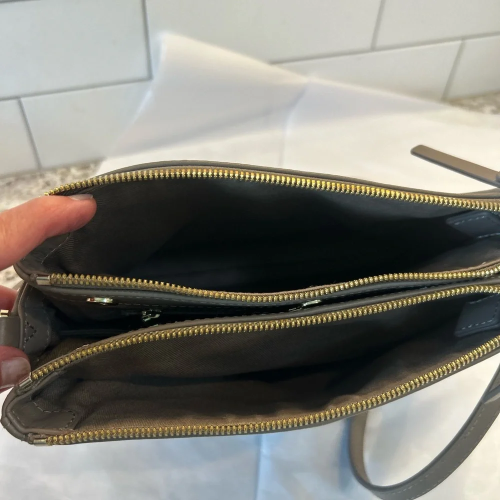 Quince Italian leather triple compartment handbag, detachable straps. Taupe/mink - Picture 6 of 9